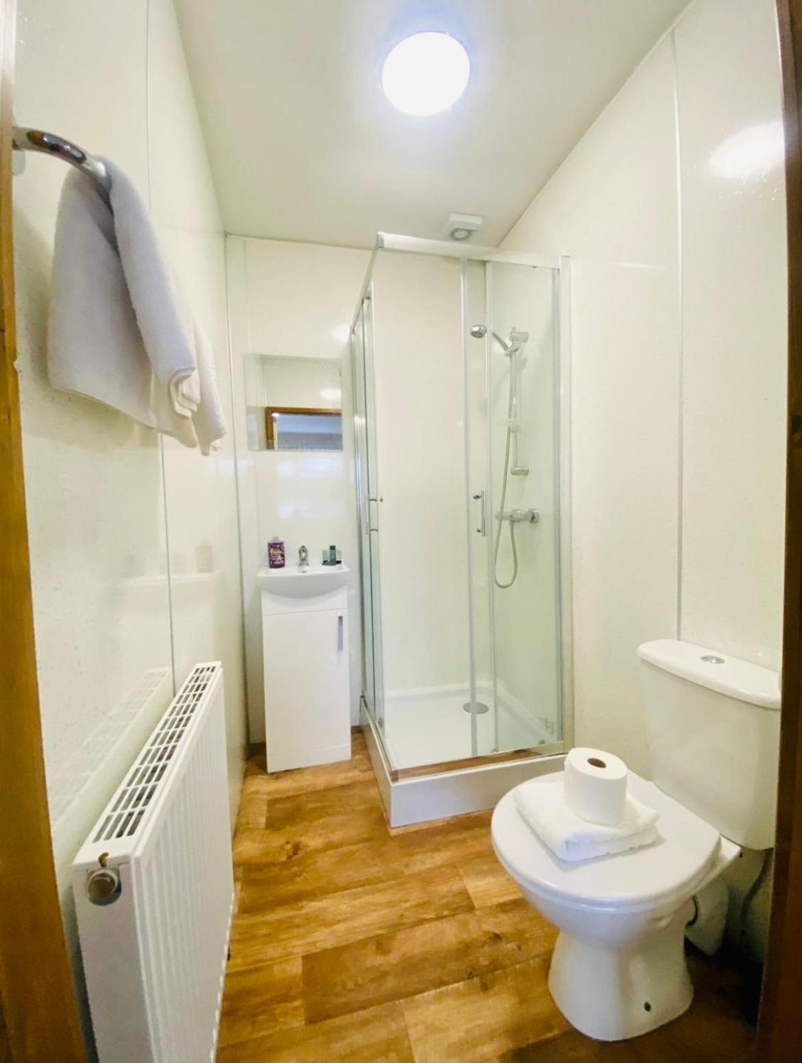 Tulip Cabin With Hot Tub Йорк Экстерьер фото